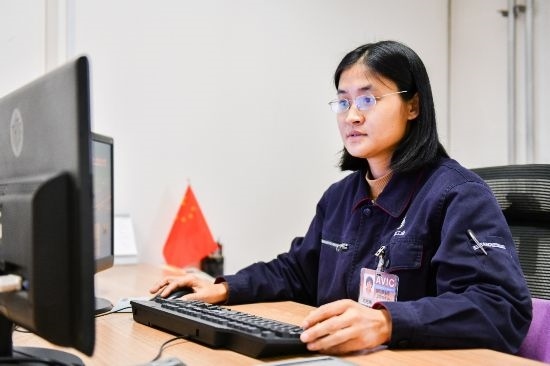 工作中的劉艷梅。航空工業(yè)沈飛供圖