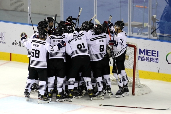 內(nèi)蒙古隊球員慶祝比賽勝利。人民網(wǎng)記者 胡雪蓉攝