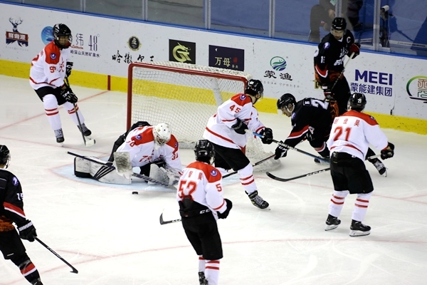 門前混戰(zhàn)。人民網(wǎng)記者 胡雪蓉攝