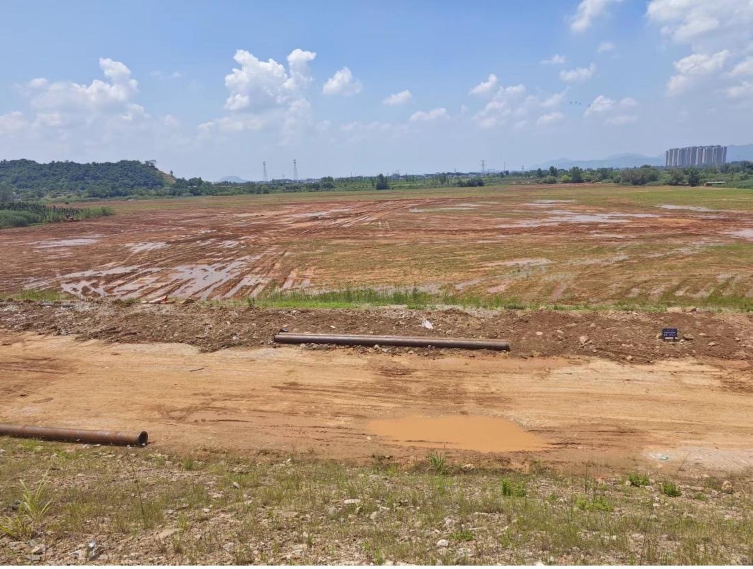 污染控制工程區(qū)域土地已被平整。 人民網(wǎng)記者 黃鈺攝