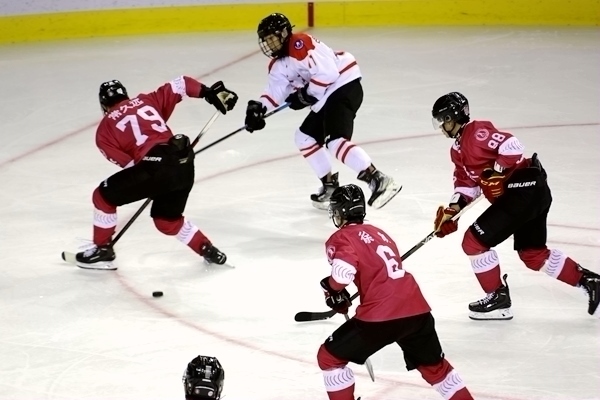 重慶隊球員常久遠(左)與陜西隊球員呂知宜拼搶。人民網記者 胡雪蓉攝