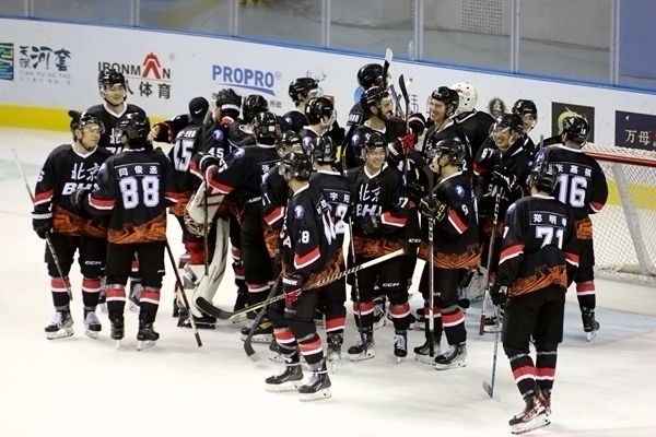 北京隊慶祝奪冠。人民網記者 胡雪蓉攝