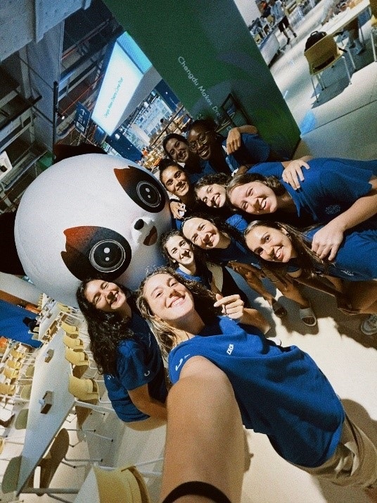 葡萄牙女籃隊員在成都大運村自拍。 受訪者供圖