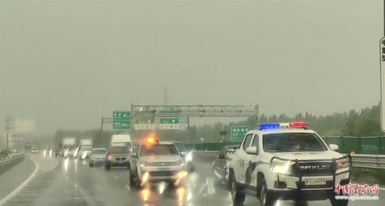 8月2日，京港澳高速，高速交警涿州大隊(duì)警車帶道引導(dǎo)救援物資車隊(duì)進(jìn)入涿州災(zāi)區(qū)。