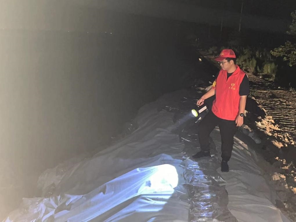 太平鎮(zhèn)干部晚上巡查南小埝。（采訪對(duì)象供圖）