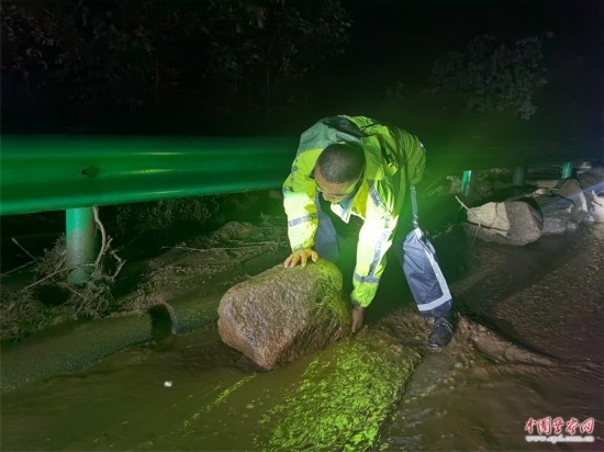 7月31日，張涿高速，高速交警涿鹿大隊(duì)民警清理山體滑坡路面落石。
