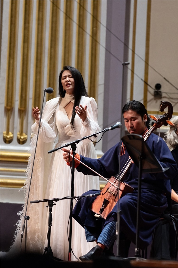 圖片說明： 8月5日，2023愛丁堡國際藝術(shù)節(jié)開幕式音樂會《慈悲頌》的演出現(xiàn)場。藝術(shù)節(jié)組委會供圖