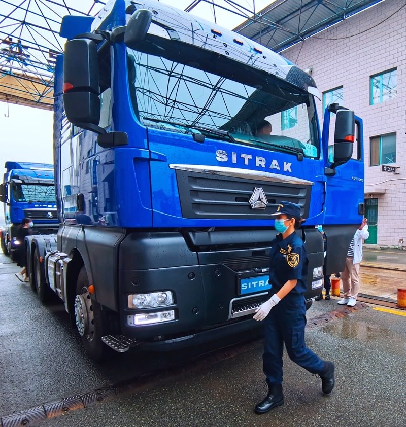 關(guān)員正在對(duì)出口車輛進(jìn)行登臨檢查。人民網(wǎng)記者 栗翹楚攝