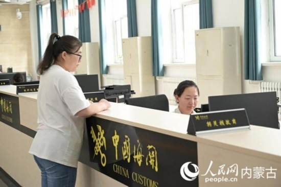 代理報(bào)關(guān)企業(yè)正在滿洲里車站海關(guān)綜合服務(wù)大廳辦理業(yè)務(wù)。人民網(wǎng) 寇雅楠攝