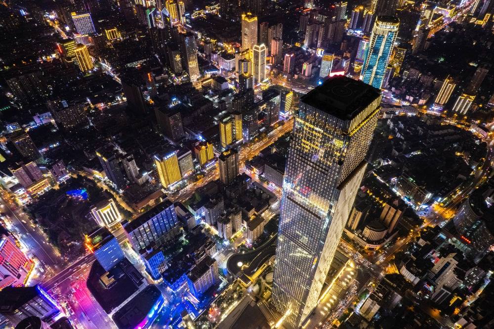 這是6月7日夜間拍攝的長(zhǎng)沙城區(qū)景色（無人機(jī)照片）。新華社記者 陳思汗 攝