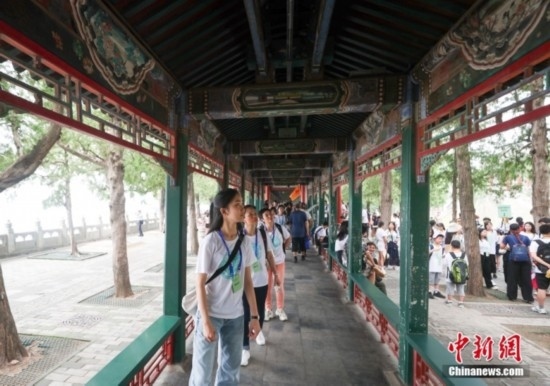 圖為學(xué)員們游覽長廊。<a target='_blank' href='/'><p align=