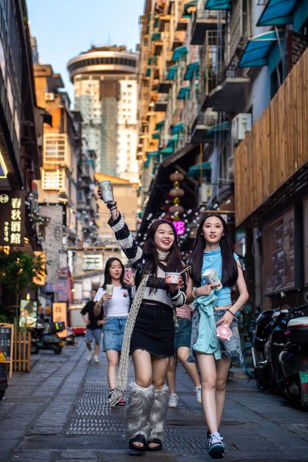 游客在長(zhǎng)沙市天心區(qū)太平老街游玩（6月7日攝）。新華社記者 陳思汗 攝