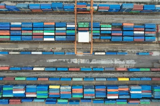 在廣州東部公鐵聯(lián)運(yùn)樞紐（增城西站），工作人員在進(jìn)行集裝箱轉(zhuǎn)運(yùn)工作。廣州交通投資集團(tuán)有限公司供圖