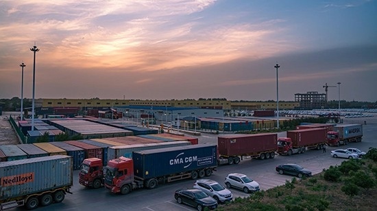 石家莊國際陸港內(nèi)整裝待發(fā)的集裝箱。 石家莊國際陸港供圖