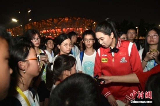 圖為小學(xué)員向李曉霞分享自己運(yùn)動(dòng)經(jīng)歷。<a target='_blank' href='/' ><p align=