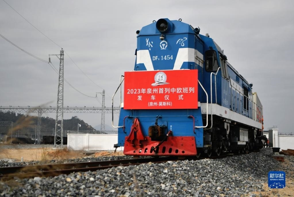 2月3日，中歐班列駛出興泉鐵路黃塘站。當(dāng)日，滿載著55個(gè)集裝箱的中歐班列，從位于福建泉州惠安縣的興泉鐵路黃塘站駛出。這是泉州今年開出的首趟中歐班列，也是興泉鐵路開通后的首趟泉州中歐班列。據(jù)了解，此次班列裝載產(chǎn)品主要來(lái)自泉州進(jìn)出口企業(yè)，貨重601.4噸，貨值約262.5萬(wàn)美元。新華社記者 魏培全 攝