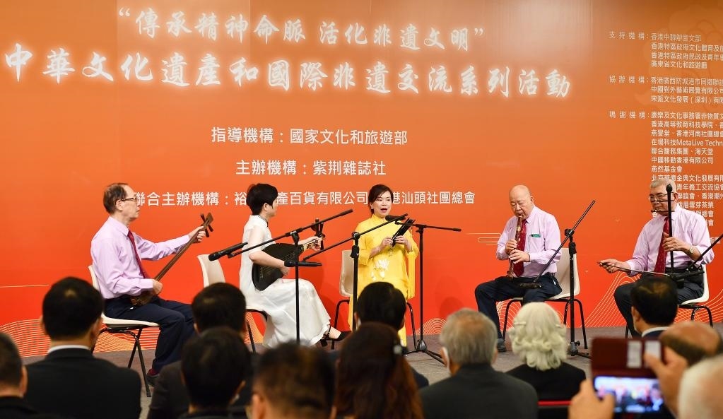 2022年11月23日，演員在“傳承精神命脈 活化非遺文明”中華文化遺產(chǎn)和國(guó)際非遺交流系列活動(dòng)開幕式上表演非遺項(xiàng)目南音《滿空飛》。新華社記者 陳鐸 攝