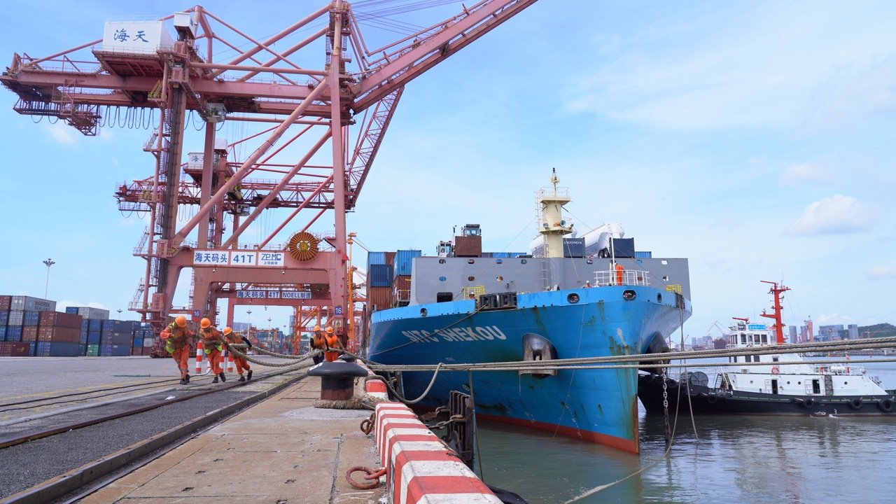 7月22日上午，“絲路海運(yùn)”電商快線“海豐蛇口”輪停靠廈門海天碼頭12號(hào)泊位裝卸集裝箱貨物。人民網(wǎng)記者 蘭志飛攝