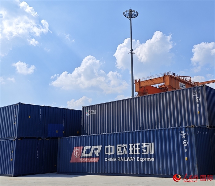 8月3日，中歐班列（中豫號）集裝箱在鄭州車站海關(guān)等候查驗(yàn)。人民網(wǎng) 崔譯戈攝