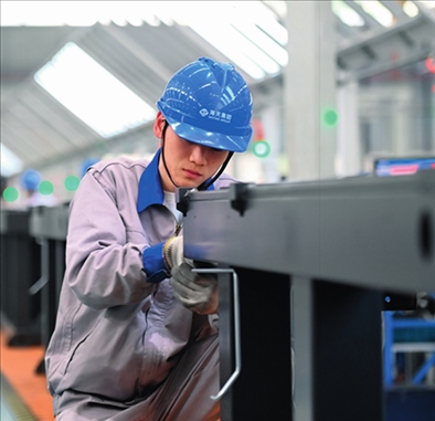 工人在海天國際控股有限公司海天大港生產(chǎn)基地作業(yè)（2023年2月1日攝）。黃宗治攝/本刊