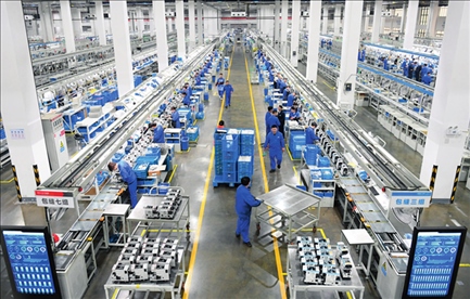 在位于浙江省臺州市的杰克科技股份有限公司，工作人員在裝配車間裝配縫紉機(jī)（2023年3月23日攝）。翁忻旸攝/本刊