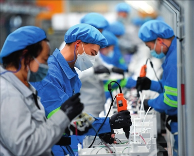 工人在浙江沁園水處理科技有限公司生產(chǎn)車間組裝家用凈水產(chǎn)品（2023年3月22日攝）。黃宗治攝/本刊