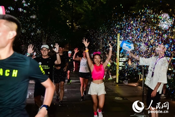 運動愛好者參加上海外灘楓徑NIKE熒光跑。圖片由BFC外灘金融中心提供