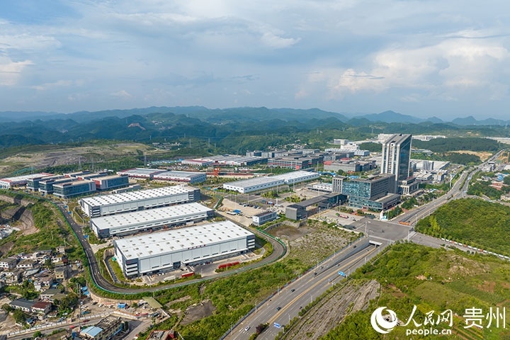 航拍貴陽(yáng)綜保區(qū)。人民網(wǎng)記者 涂敏攝