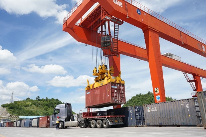 在貴陽(yáng)國(guó)際陸港，正在作業(yè)的龍門吊。貴陽(yáng)綜保區(qū)供圖