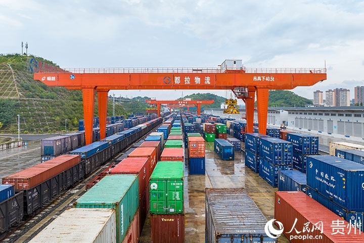 裝滿貨物的集裝箱整齊排列在貴陽(yáng)國(guó)際陸港。人民網(wǎng)記者 涂敏攝