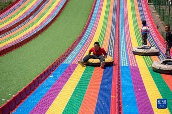 8月12日，小朋友在寧夏固原市涇源縣大灣鄉(xiāng)楊嶺村玩耍。新華社記者 李旭倫 攝