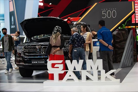 印尼消費(fèi)者參觀長城汽車的展臺。趙猛 攝