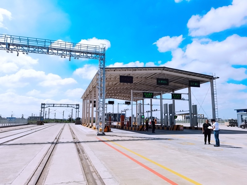 中歐班列（沈陽(yáng)）集結(jié)中心貨運(yùn)通道。人民網(wǎng)記者 栗翹楚攝