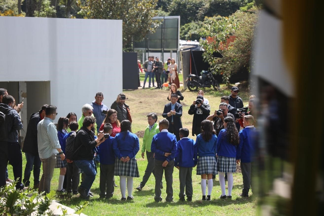 波哥大市長克勞迪婭·洛佩茲與參加活動的學(xué)生代表交流。中國港灣波哥大地鐵一號線項目供圖