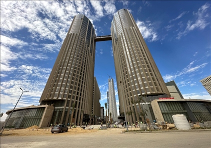 埃及新行政首都CBD項目P4標(biāo)段高層辦公樓。 嚴(yán)川吉雨攝