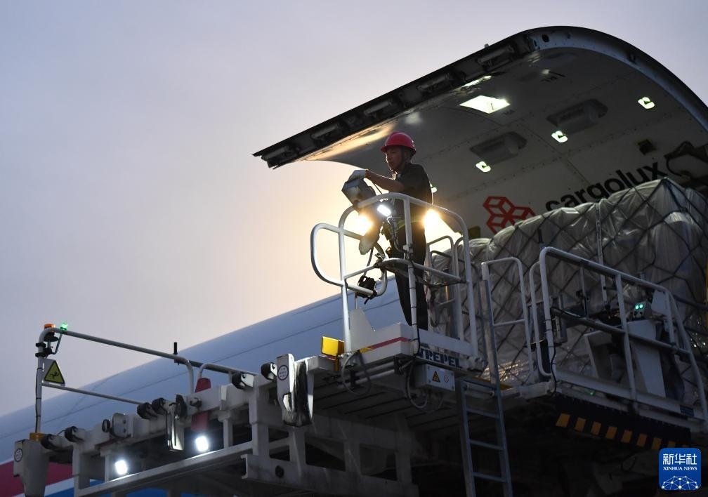 8月1日，工作人員在中國鄭州新鄭國際機(jī)場為一架盧森堡貨航貨機(jī)裝貨。新華社記者 李嘉南 攝