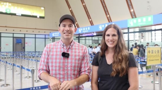 6月13日，來(lái)自美國(guó)的德拉古（Dragoo）夫婦將首次乘坐中老鐵路國(guó)際旅客列車(chē)從中國(guó)出境。李揚(yáng) 攝