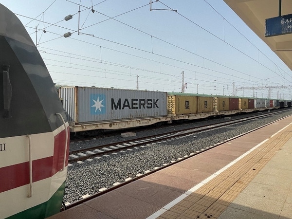 亞吉鐵路吉布提那噶德車站的貨運車廂。人民網(wǎng)記者 趙艷紅攝