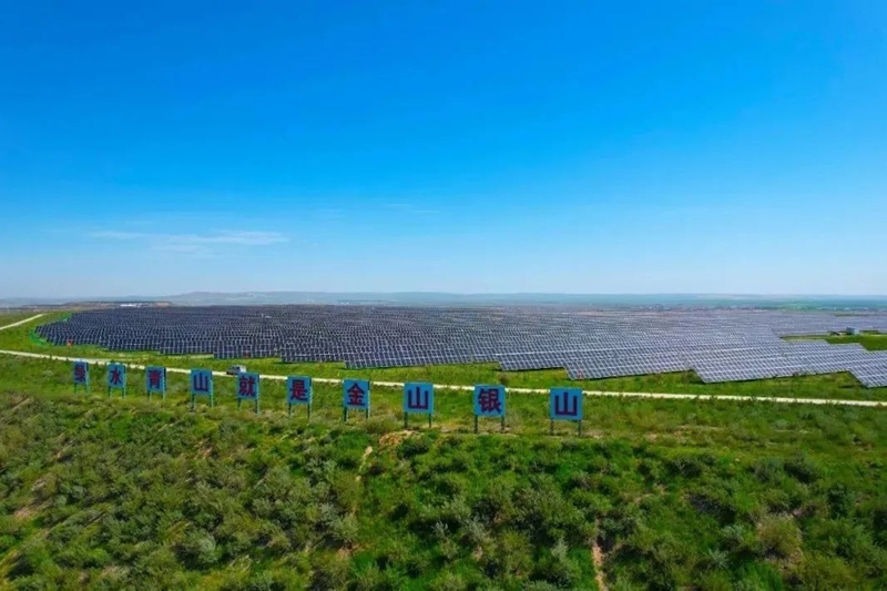勝利能源露天礦排土場15.3萬千瓦光伏電站并網(wǎng)發(fā)電。受訪者供圖