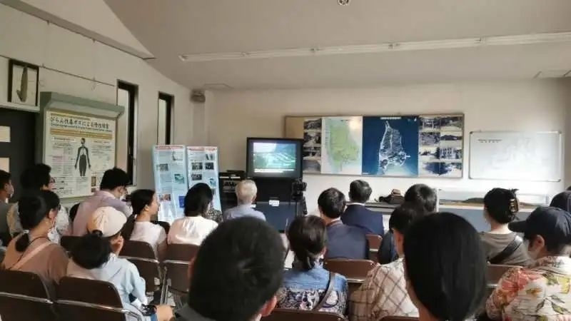 觀看日軍發(fā)動(dòng)毒氣戰(zhàn)的影像資料。中國駐大阪總領(lǐng)事館供圖