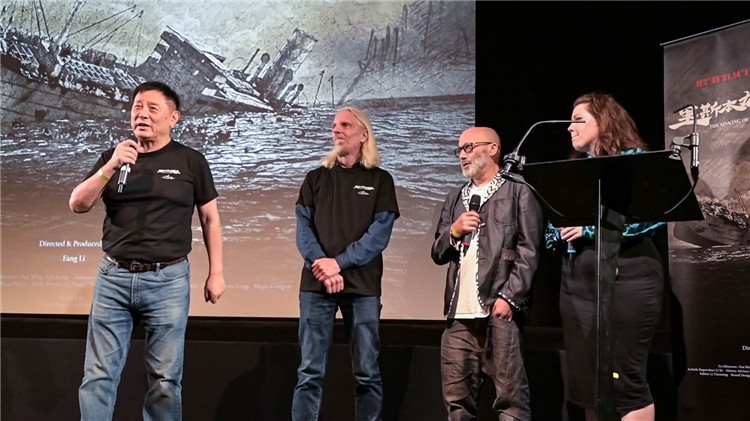 導(dǎo)演方勵(lì)以及團(tuán)隊(duì)成員分享體會(huì)。郭錦標(biāo)攝