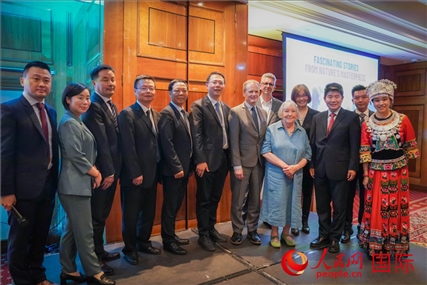 張家界文化旅游推介會(huì)部分嘉賓合影。人民網(wǎng) 郭錦標(biāo)攝