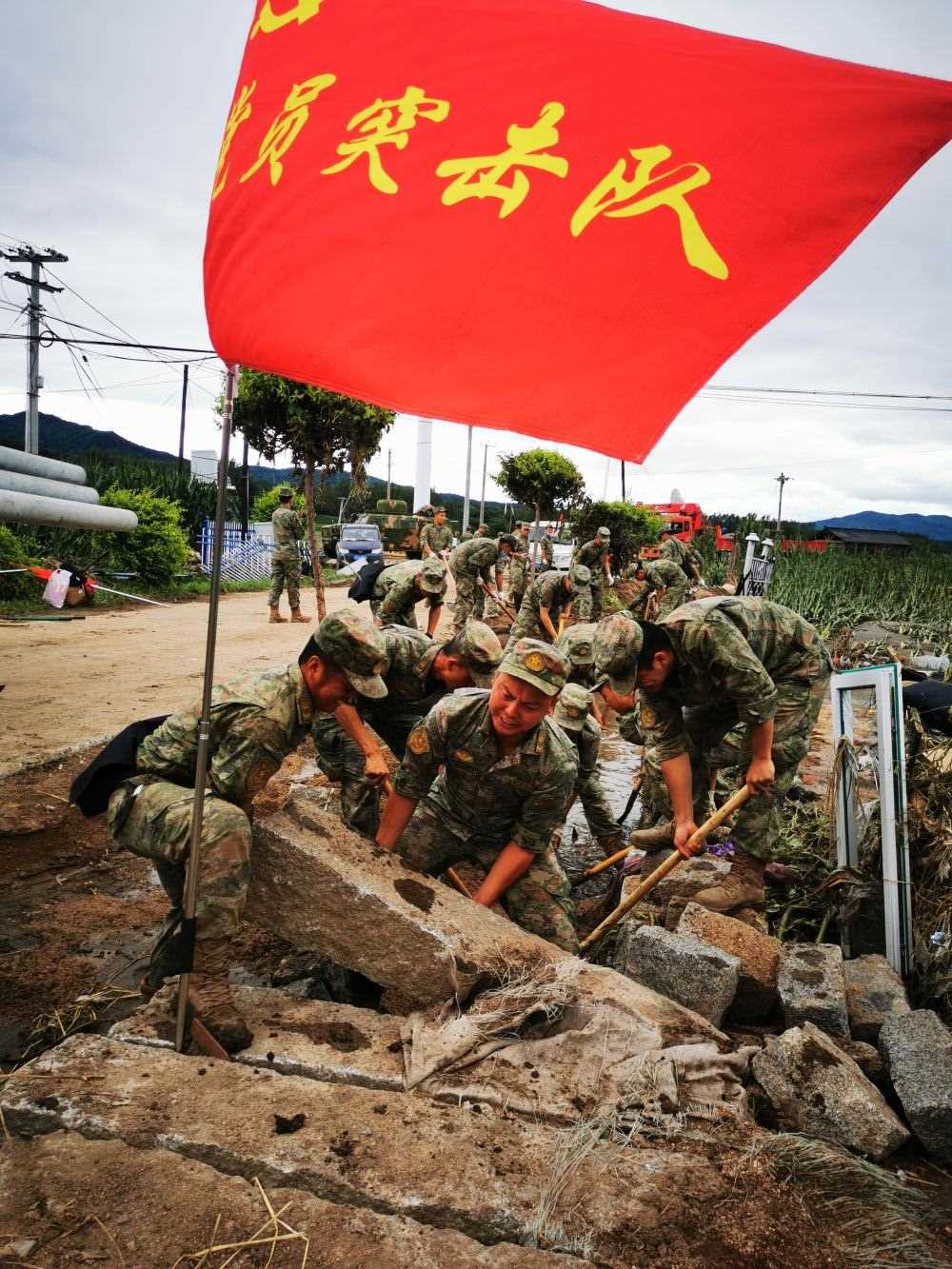 8月7日，陸軍第78集團軍某旅組織黨員突擊隊在吉林舒蘭市七里鄉(xiāng)清理路障。新華社發(fā)（劉洋 攝）