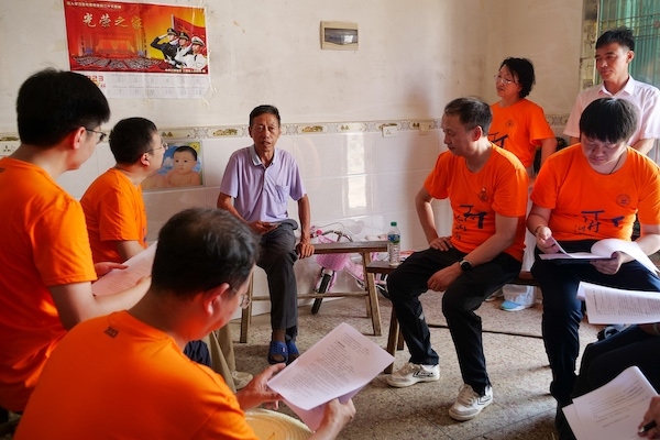 江西上饒“千村調(diào)查”分隊于余干縣上西源村入戶調(diào)查。校方供圖