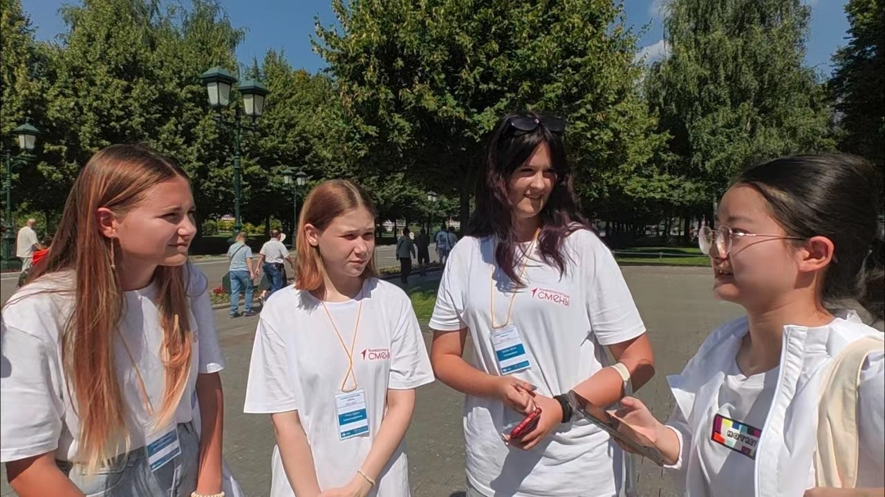 調(diào)研團(tuán)在街頭采訪。北京外國(guó)語(yǔ)大學(xué)供圖