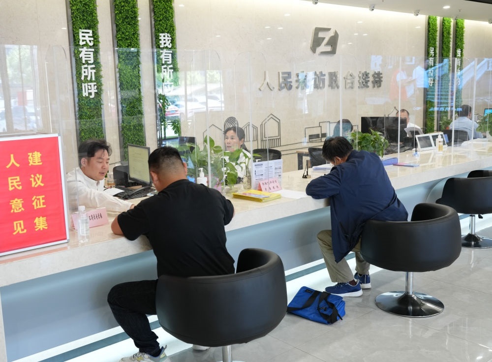 在杭州市余杭區(qū)社會(huì)治理中心，工作人員在接待前來(lái)上訪的群眾（5月25日攝）。新華社記者 翁忻旸 攝