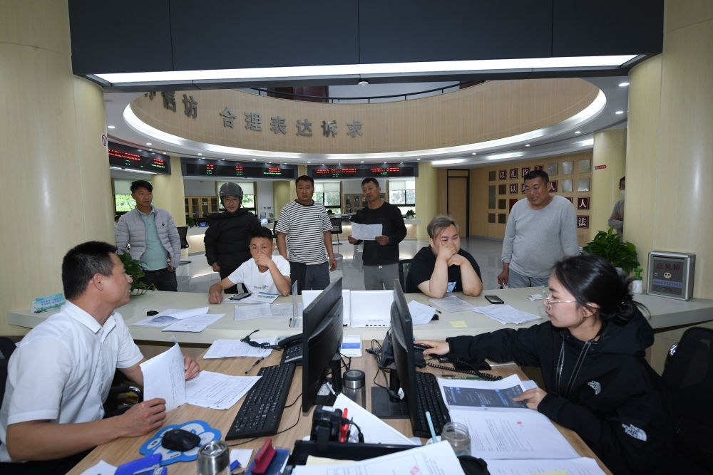 浙江省安吉縣社會(huì)治理中心工作人員在處理群眾信訪訴求（5月8日攝）。新華社記者 翁忻旸 攝