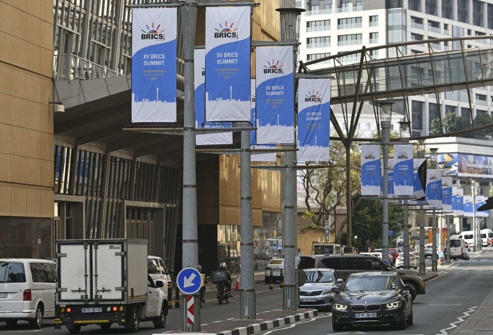 這是8月17日在南非約翰內(nèi)斯堡拍攝的金磚峰會(huì)條幅。金磚國家領(lǐng)導(dǎo)人第十五次會(huì)晤將于南非約翰內(nèi)斯堡舉行。新華社記者 陳誠 攝
