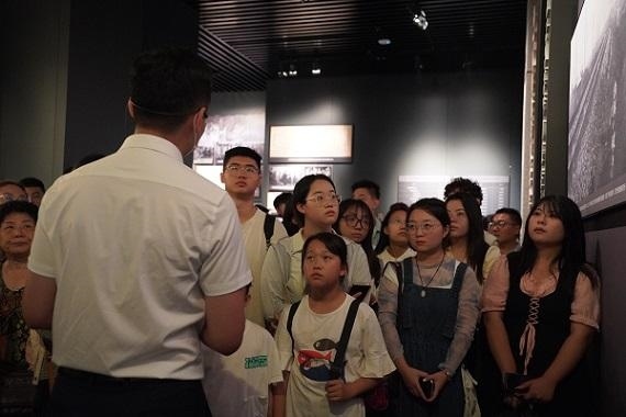 （講解員為記者團同學(xué)們講述歷史。北京舞蹈學(xué)院 全峻汐攝