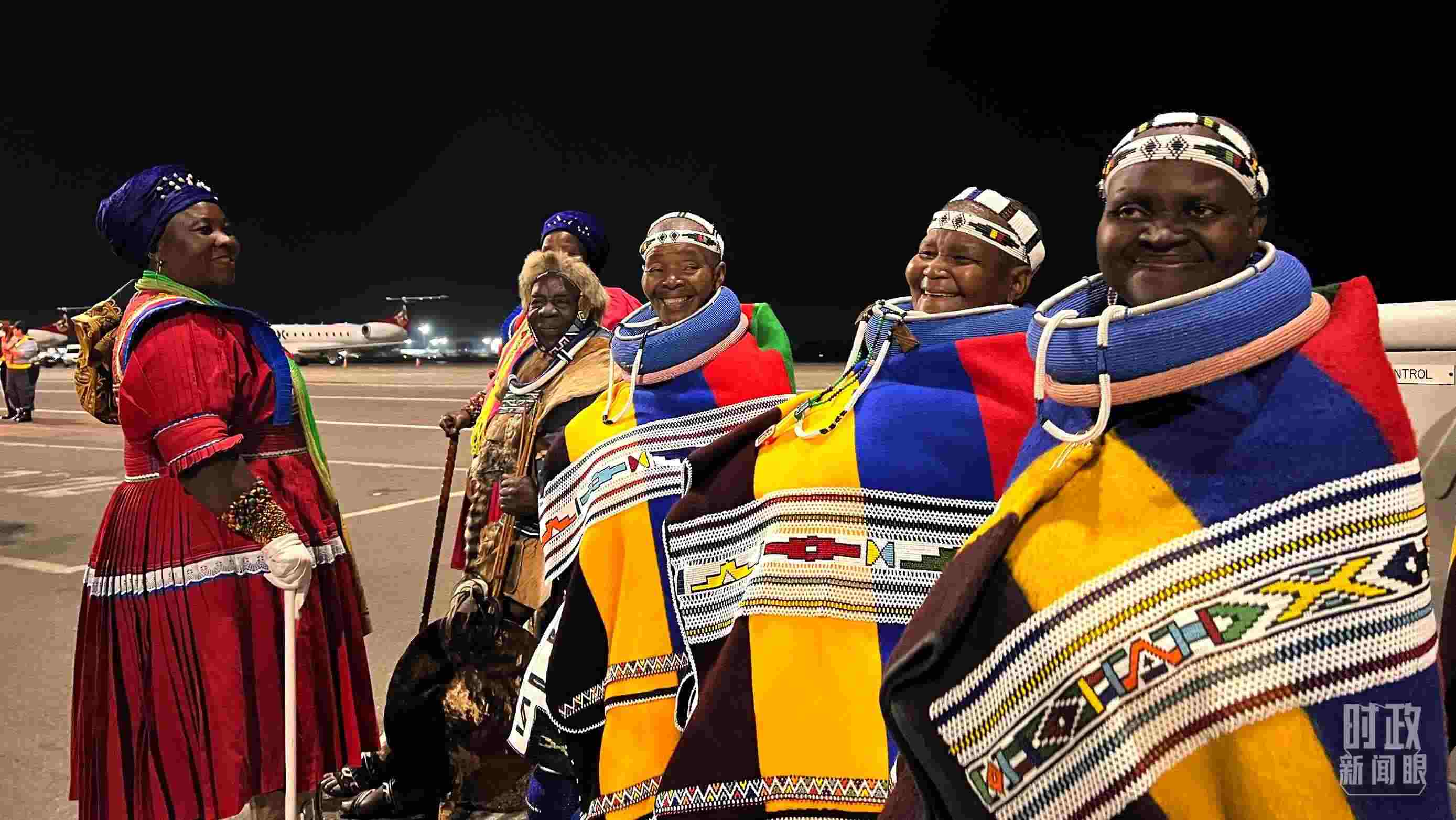 △身穿民族服裝的當(dāng)?shù)孛癖?。（總臺(tái)央視記者程鋮拍攝）